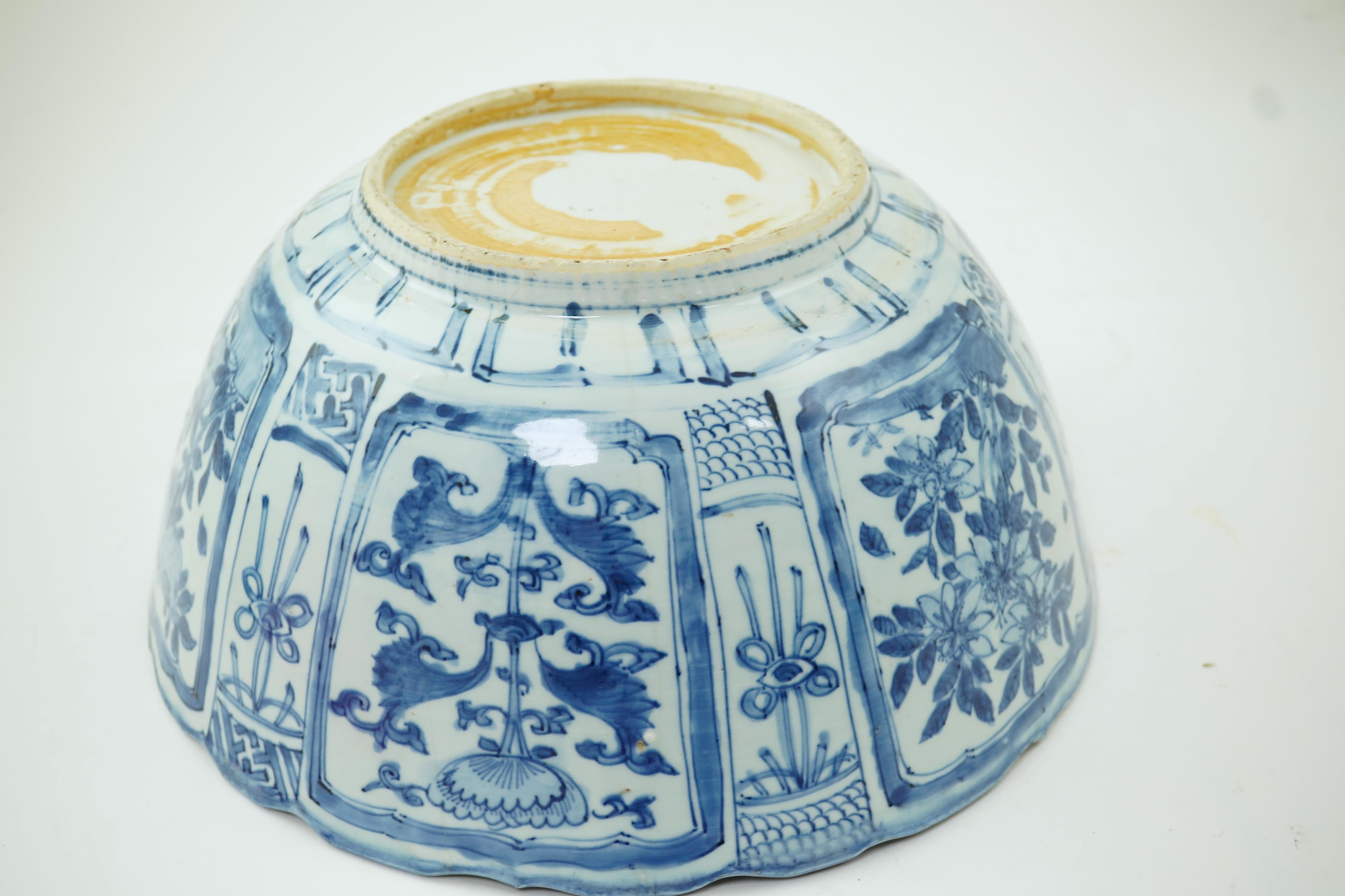 A large Chinese Ming blue and white ’kraak’ bowl, Wanli period (1572-1620)